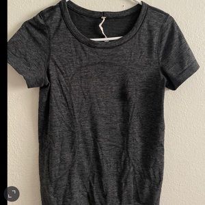 Lululemon short sleeve size 4